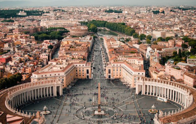 Piazza San Pietro, la più importante e famosa al mondo