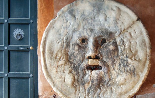 La Bocca della Verità a Roma: una scultura marmorea protagonista di tantissime storie leggende