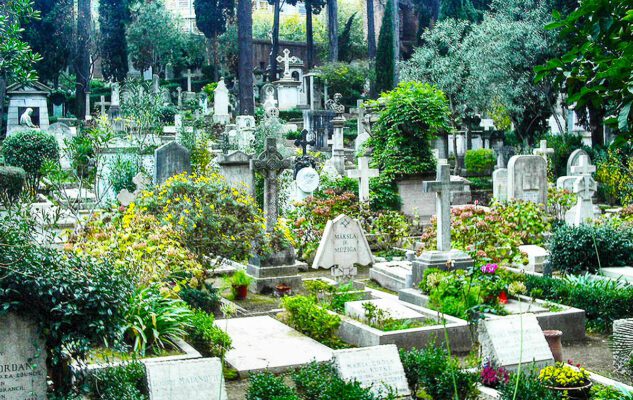 Il Cimitero Acattolico di Roma: un concentrato unico di fascino, storie e silenzi