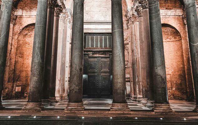 Portone del Pantheon a Roma