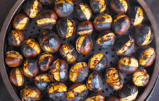 La Castagnata di Novembre 2025 scalda Anzio tra caldarroste, vino e allegria