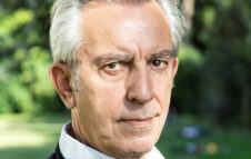 “Il medico dei pazzi” porta la follia napoletana a Roma nel 2025/2026: info e biglietti