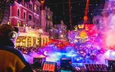 Capodanno 2026 al Cinecittà World di Roma: 12 ore di festa non-stop con attrazioni e 4 stage