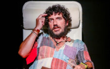 Andrea Rivera torna in scena a Roma nel 2026 con “Qualcuno m’aiuti!”