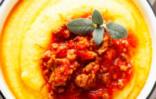 La Sagra della Polenta 2026 torna a Sermoneta tra sbandieratori, salsiccia e tradizioni