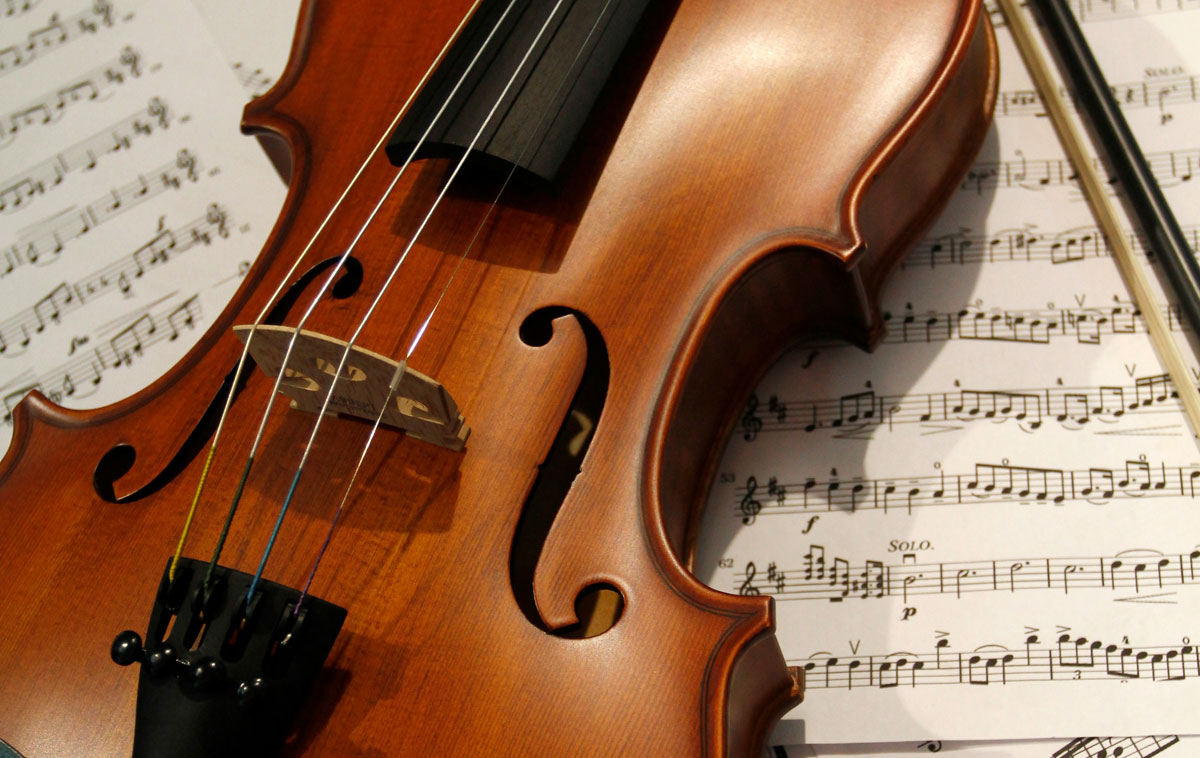Un violino su degli spartiti