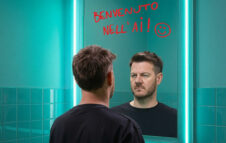 Alessandro Cattelan torna in scena a Roma tra risate, aneddoti e sfide tecnologiche