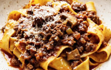 Sagra delle Pappardelle al Cinghiale: quattro serate tra ragù, piatti tipici e musica dal vivo