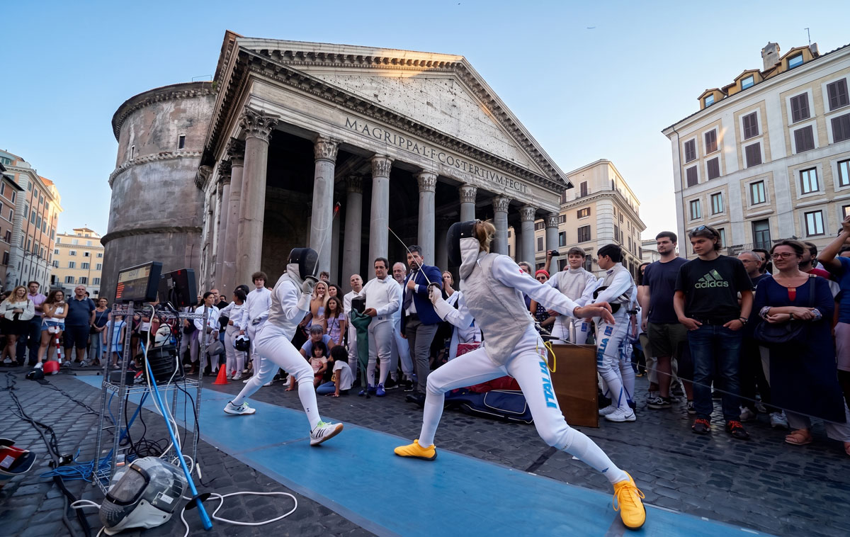 Schermidori davanti al Pantheon di Roma