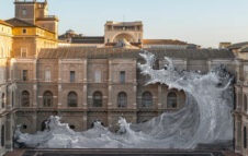 “AQVA”: alla Biblioteca Vaticana la nuova mostra con l’imponente opera di 70 metri firmata da JR