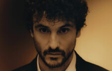 Carl Brave torna in concerto a Roma con i suoi successi solisti e il nuovo singolo “Odissea”