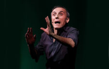 Valerio Aprea in scena a Roma con “Lapocalisse” per ridere della fine del mondo