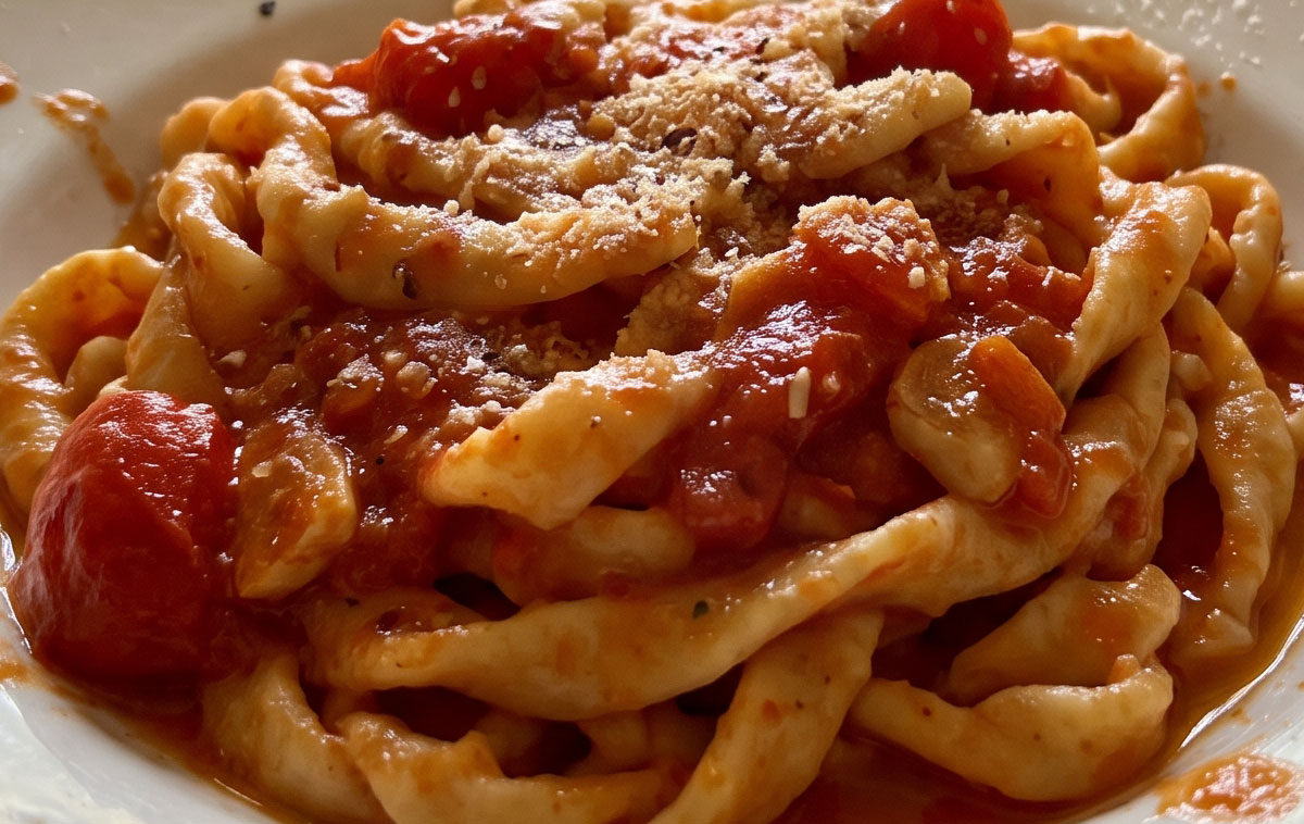 Sagne con sugo di pomodoro e aglio
