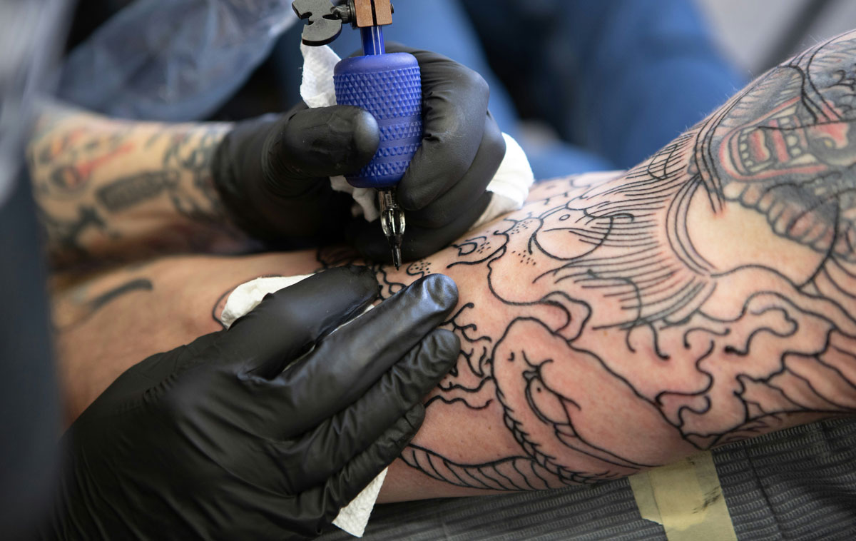 Tatuatore all'opera